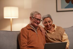 Couple on Computer 2048x1365 1